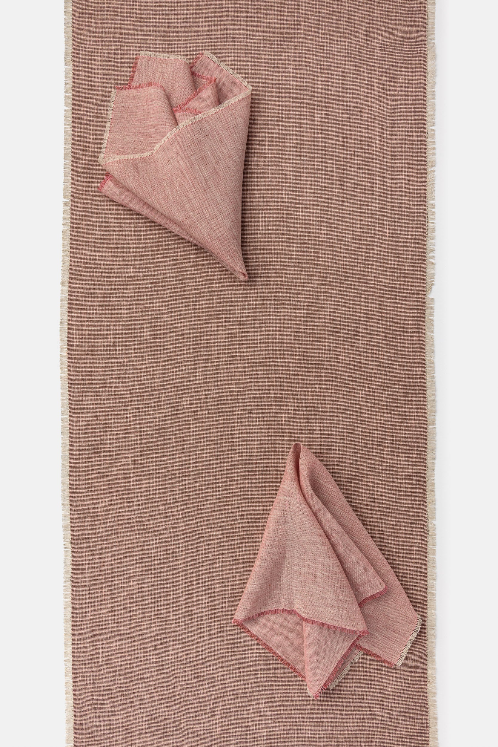 "Fil a Fil" table runner in Siena
